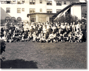 Chicago Cubs team members and their families in front of Hotel St. Catherine, 1933