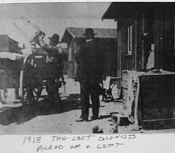 The last colonists leaving Llano del Rio